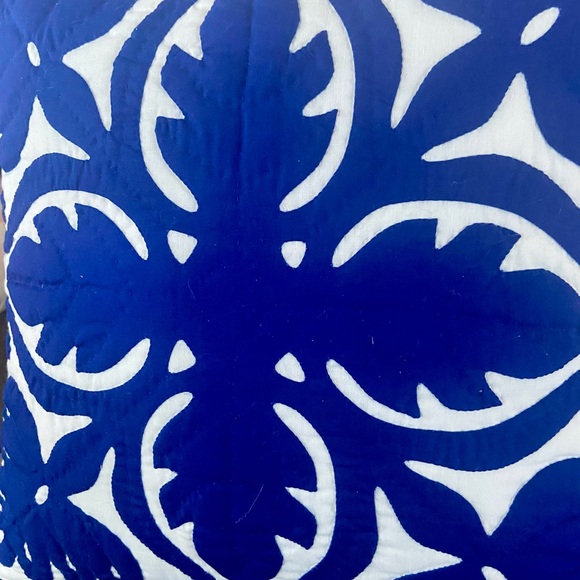 Royal Hawaiian 🌺 Blue and White Quilted Bedding with Botanical Motifs - Picture 5 of 7